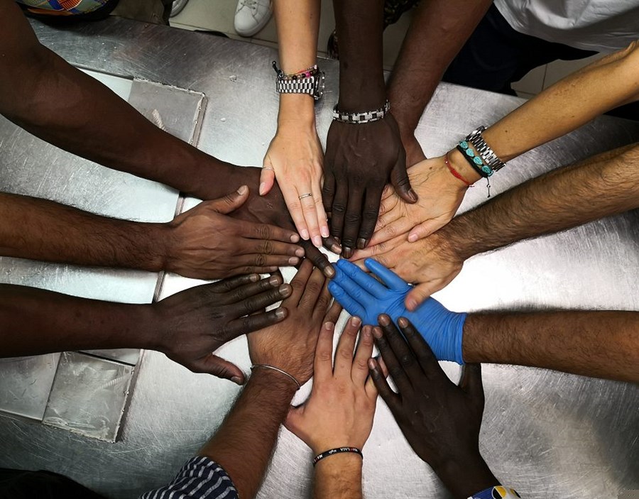 “Tendi la tua mano al povero”